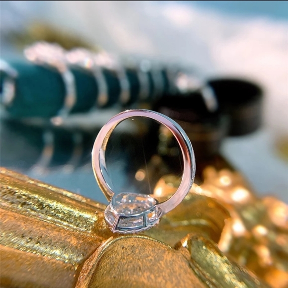 Luxury Diamond Ring - Picture 3 of 6